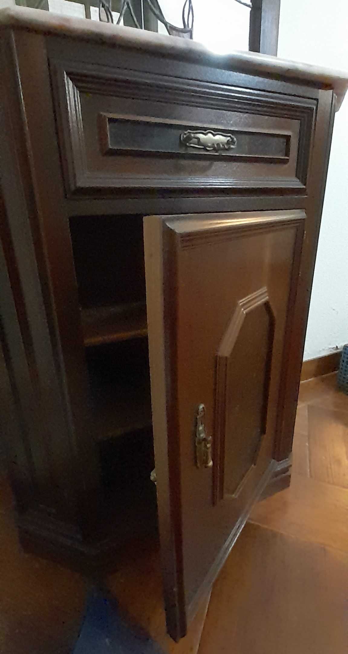 Aparador com gaveta e prateleiras
