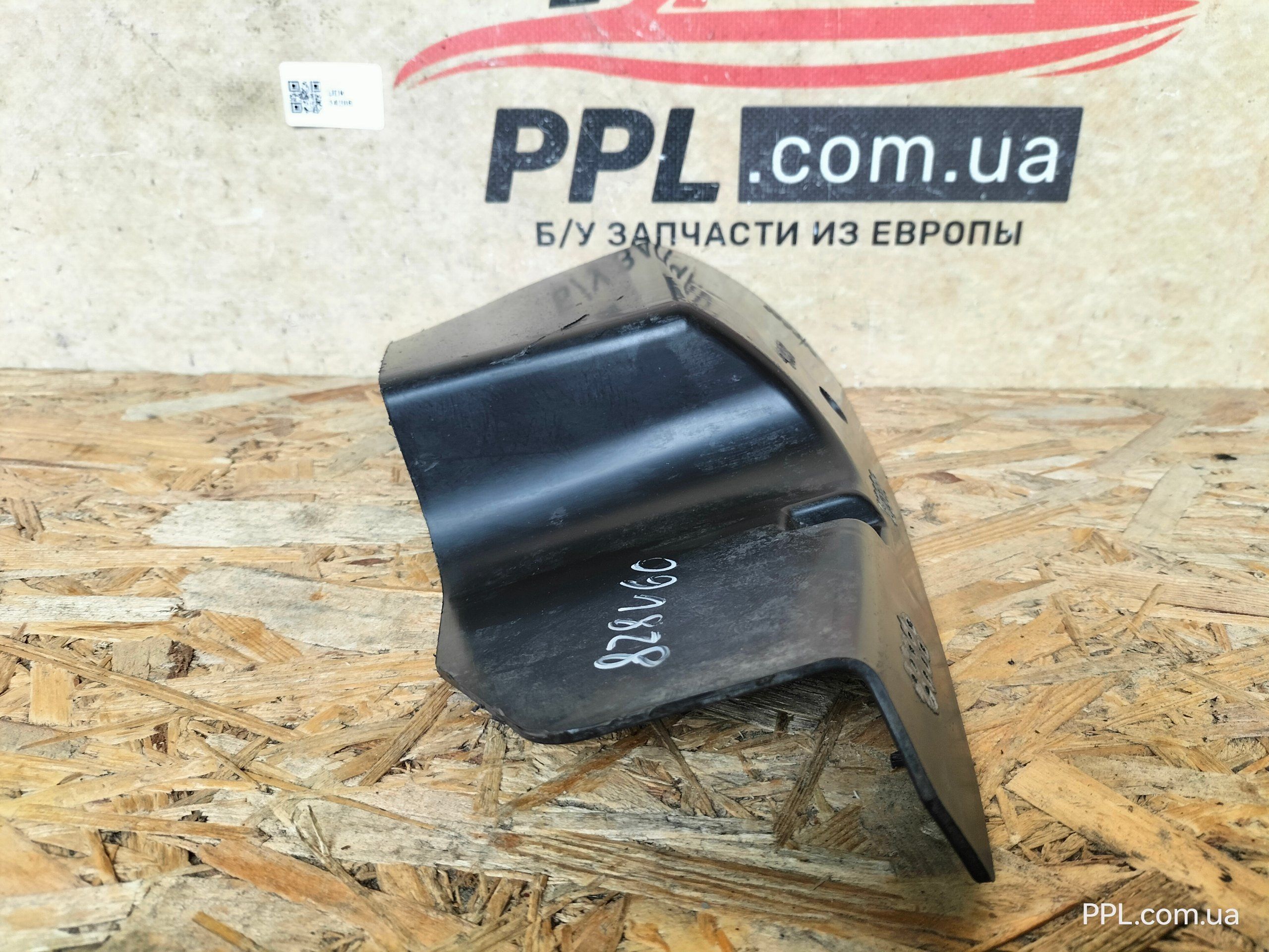 Volvo V60 II 18-21 Накладка бампера задняя левая кронштейн 31688836