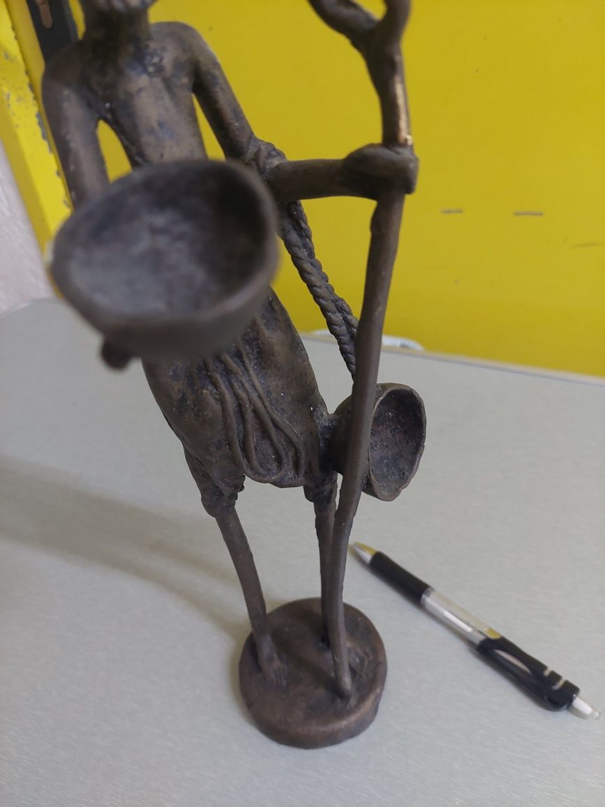 Figura escultura antiga em metal