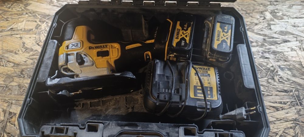 Wyrzynarka DeWalt dcs335p2