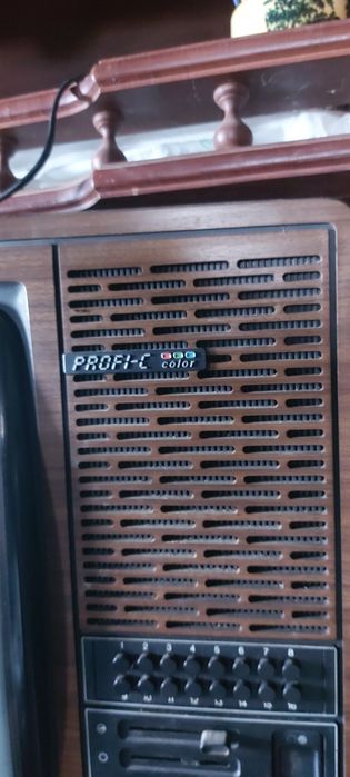 Televisor vintage e maquina fotográfica