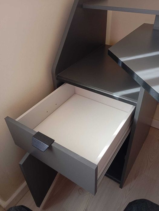 Mesa de escritório para vários monitores e PC