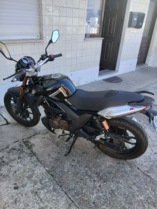 Moto Um  Xtreet  125