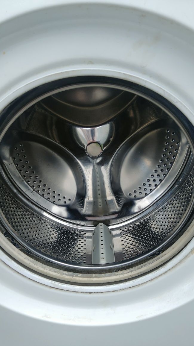 Продам пральну машину Indesit IWSB-5105
