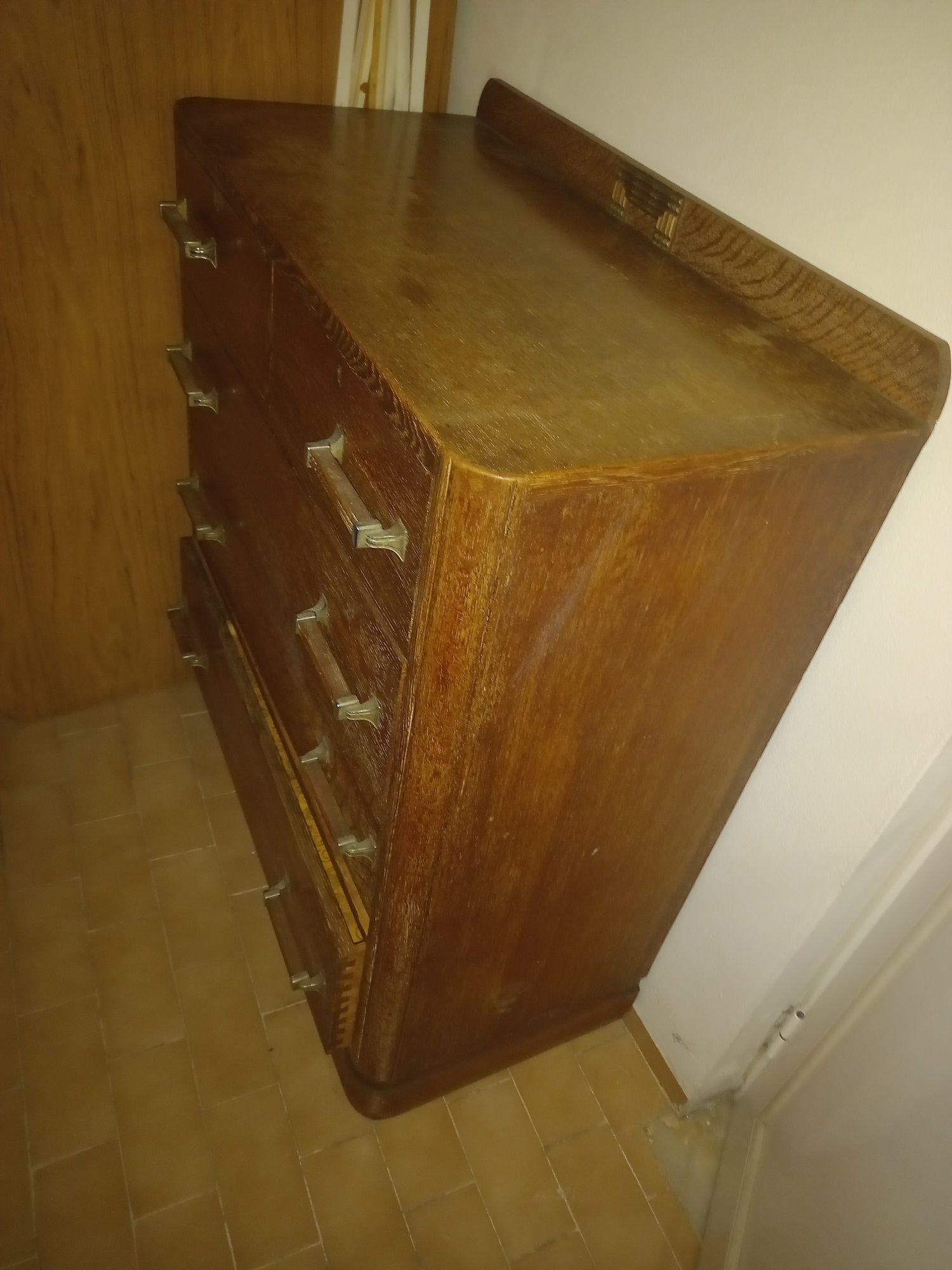 Cómoda retro com 2 cadeiras escritório