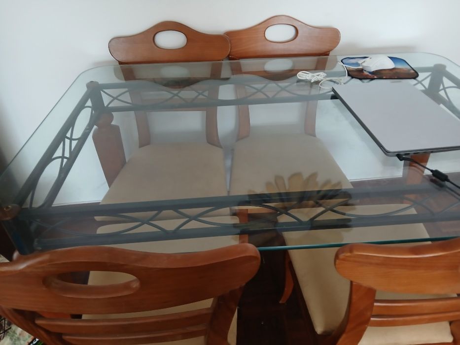 Mesa sala tampo vidro e ferro com 4 cadeiras