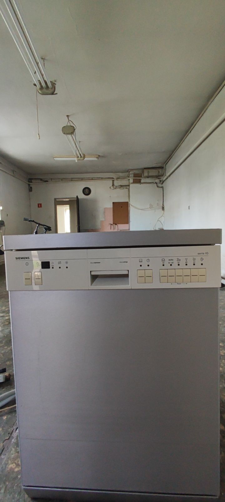 Zmywarka Siemens model SE26292/02 uszkodzona na części.