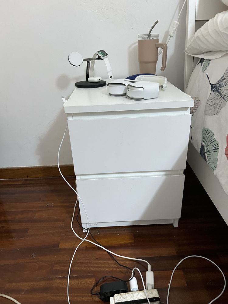Comoda/Mesa de cabeceira IKEA