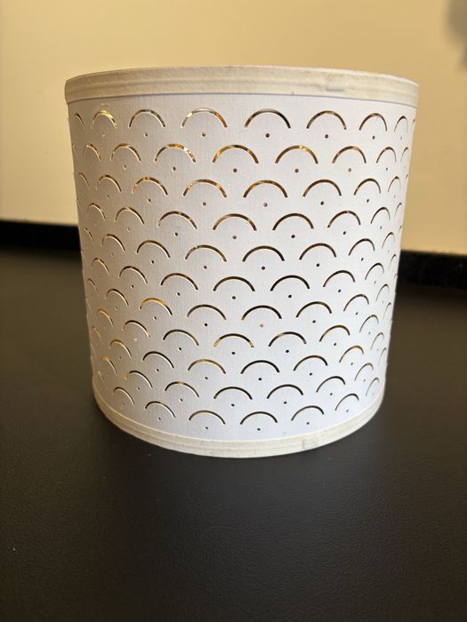 Abajur branco e dourado IKEA
