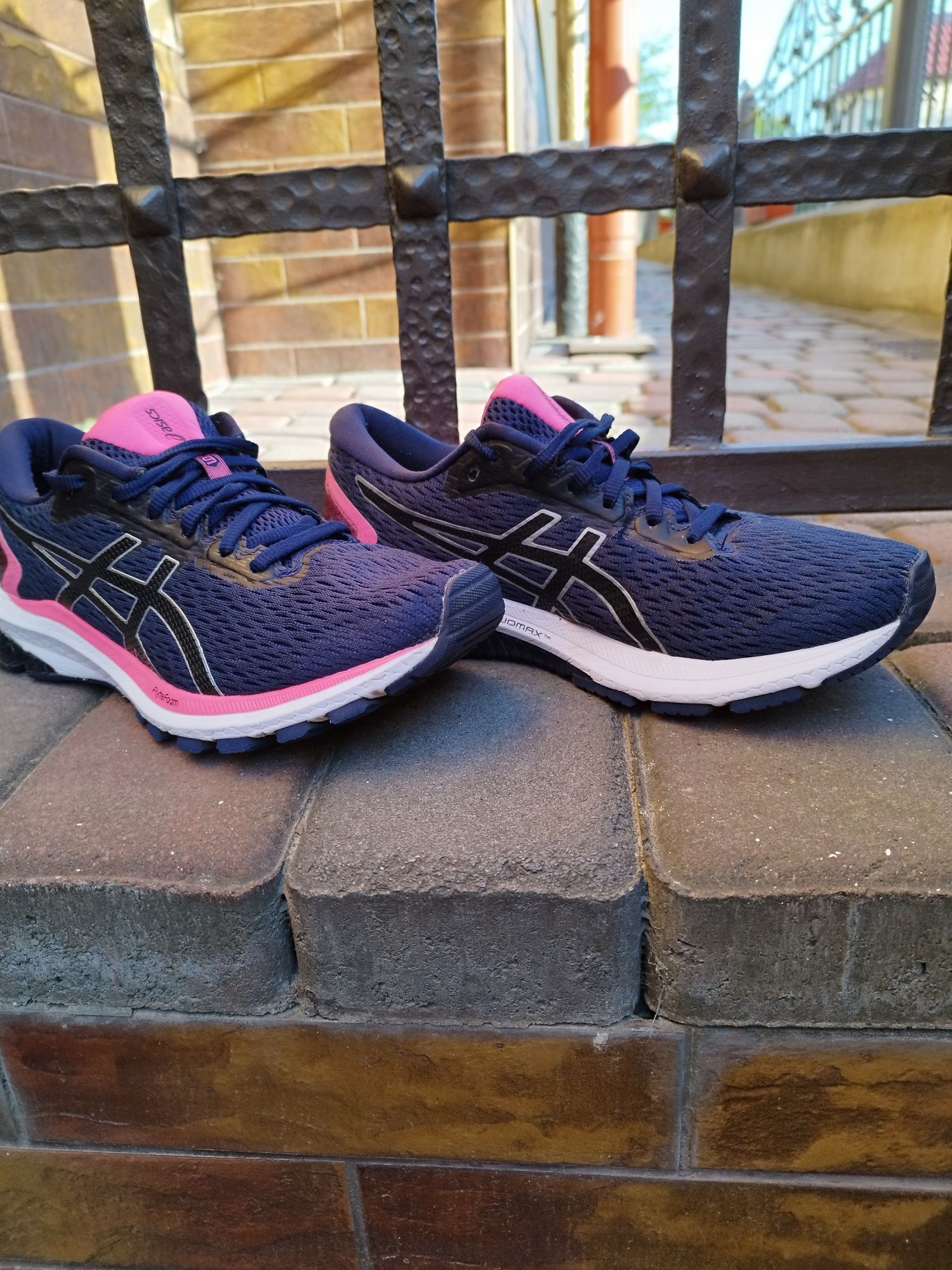 Кросівки чоловічі Asics GT 1000