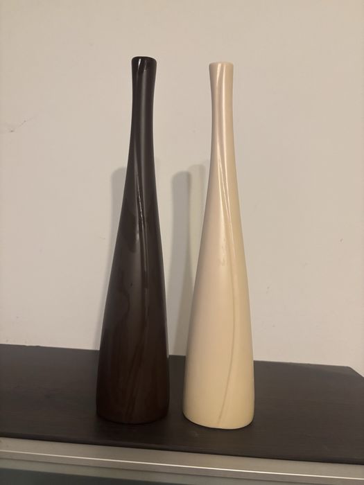 Zestaw dwóch porcelanowych wazonów dekoracyjnych