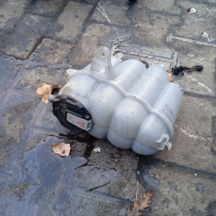 Zbiornik wyrównawczy A4 B9 8W0121405G