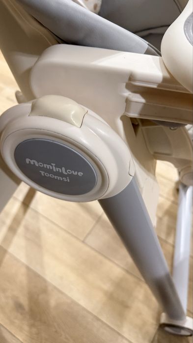 Дитячий стільчик для годування