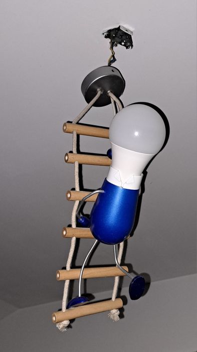 Lampa ludzik na drabinie