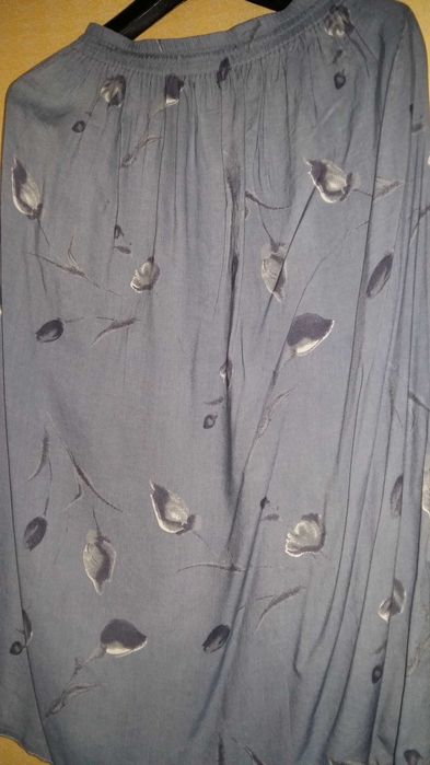 Spódniczka midi niebiesko-szara w listki. Spódnica