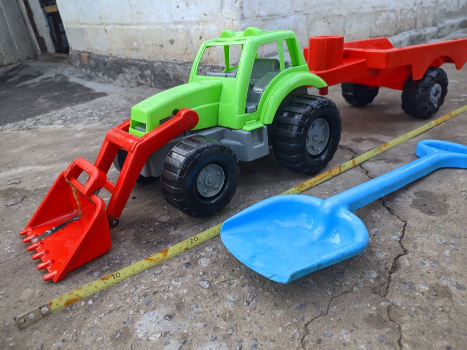 Детская игрушка  трактор с прицепом