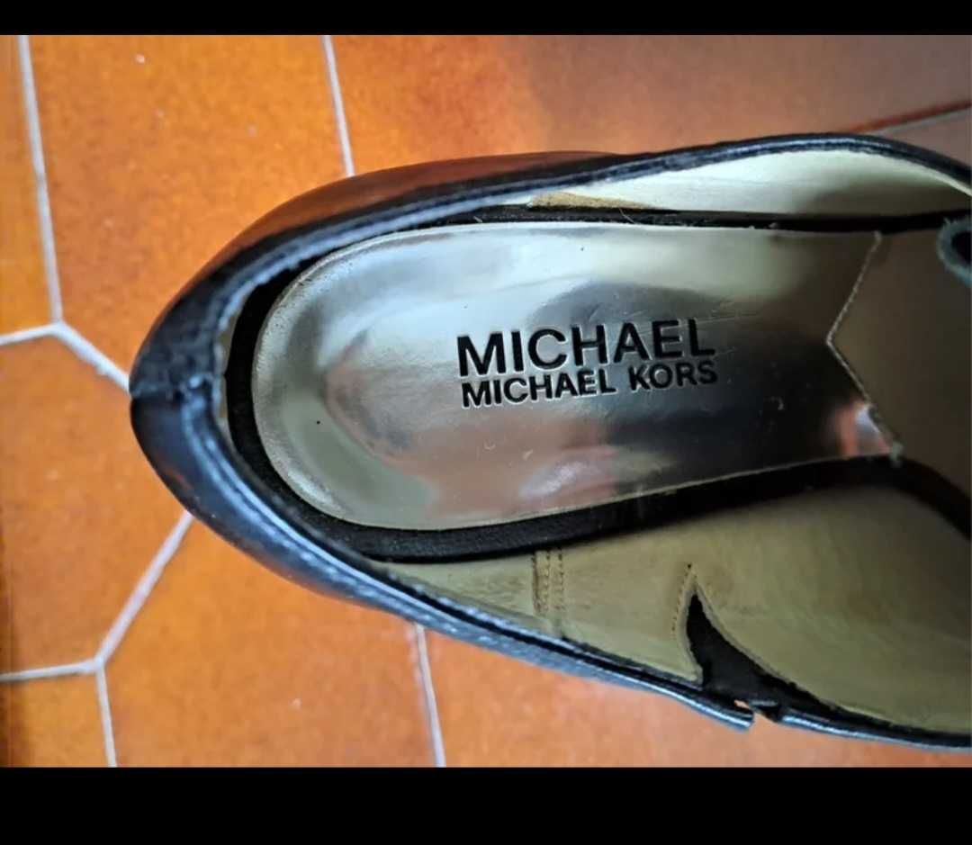 Sapatos em PELE, da Michael KORS
