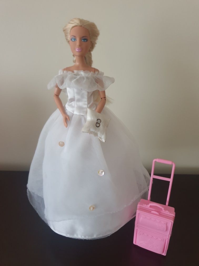 Barbie noiva com mala de viagem