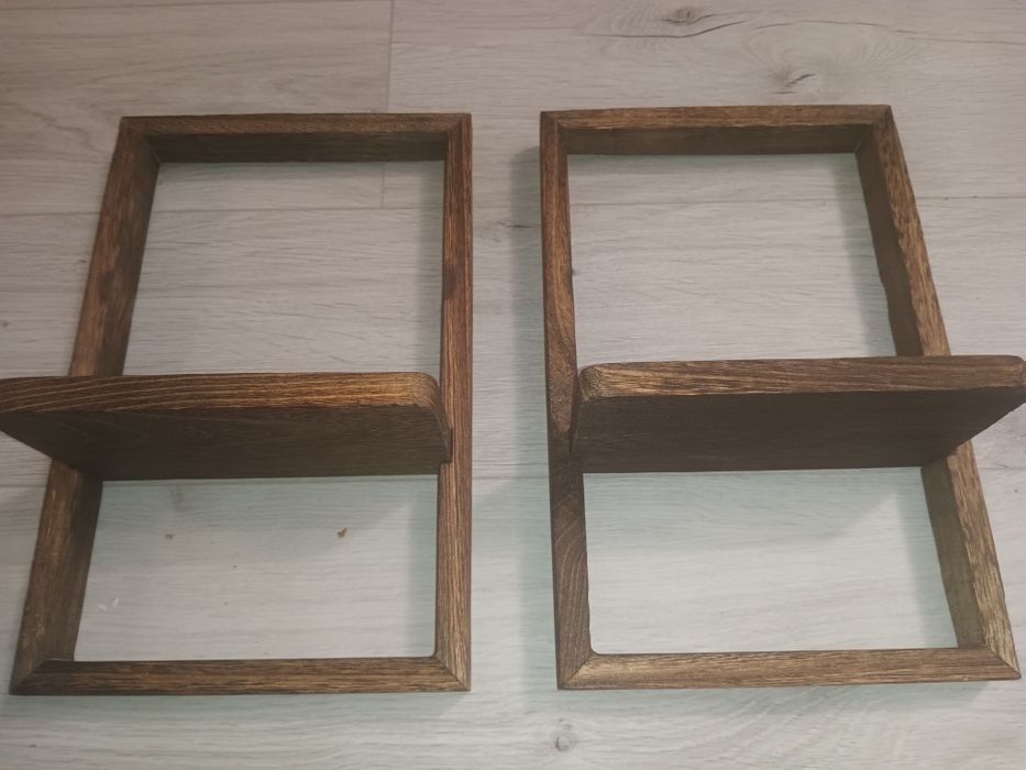 Dwie drewniane półeczki na ścianę