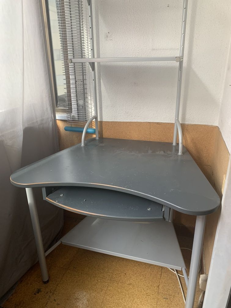 Secretaria e mesa de computador