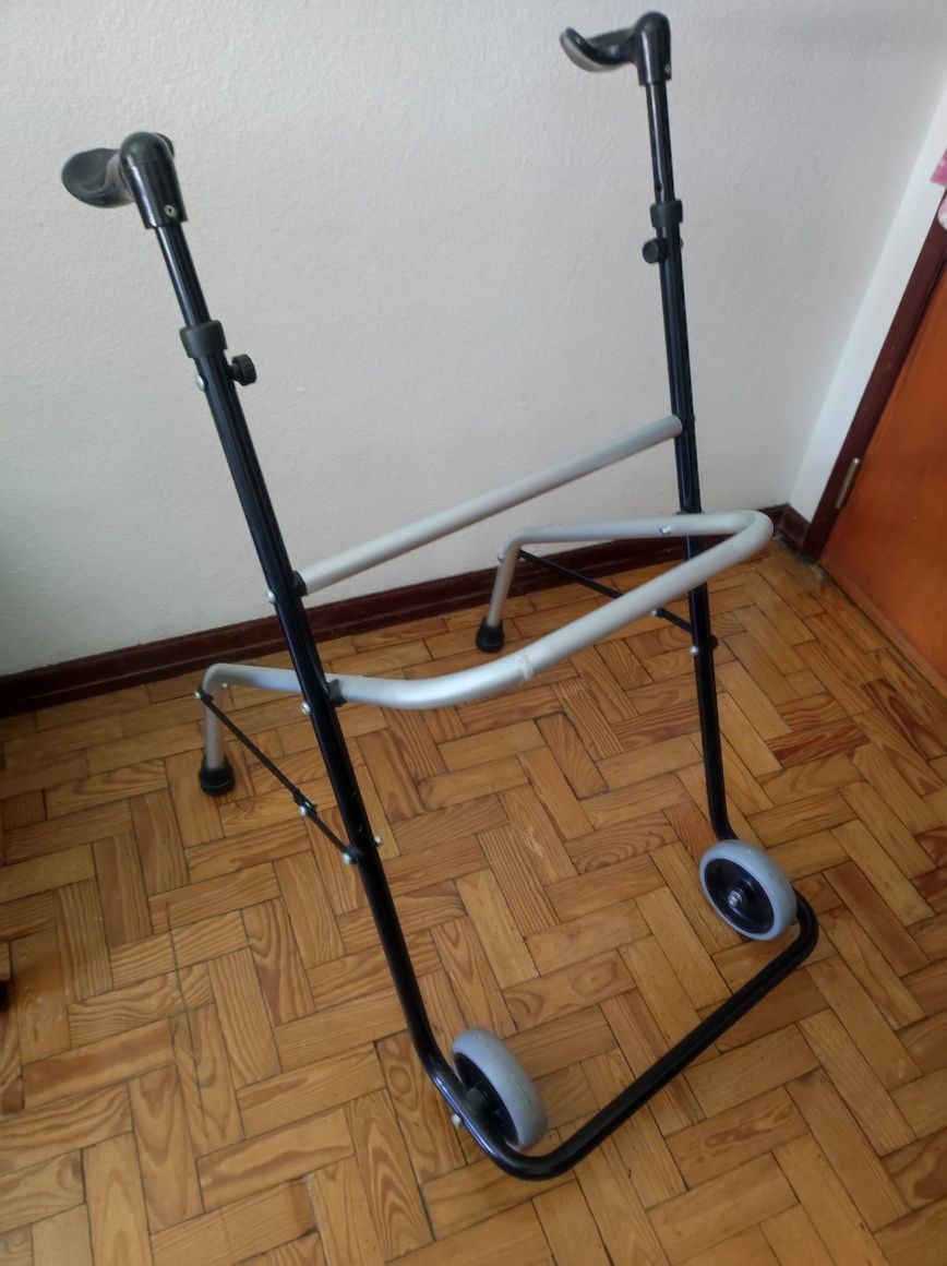 Andarilho com rodas