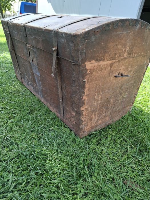 Zabytkowy kufer z okuciami