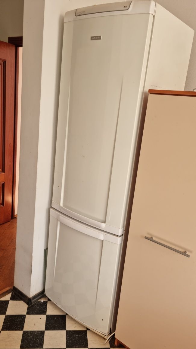 Продам холодильник electrolux