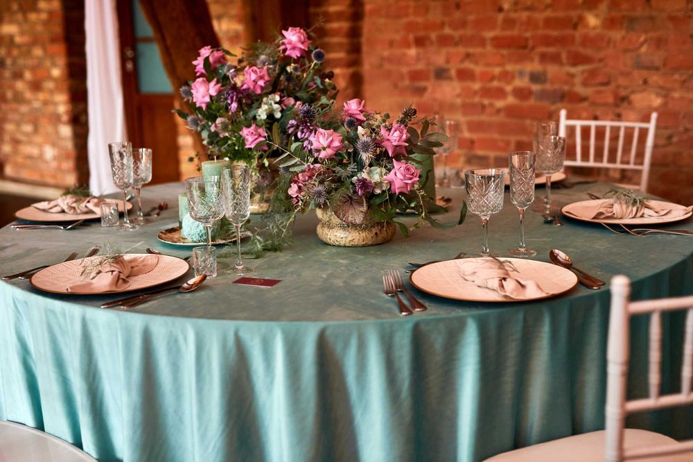 Wynajem obrusów okrągłe, prostokątne, cekinowe, velvet , serwety