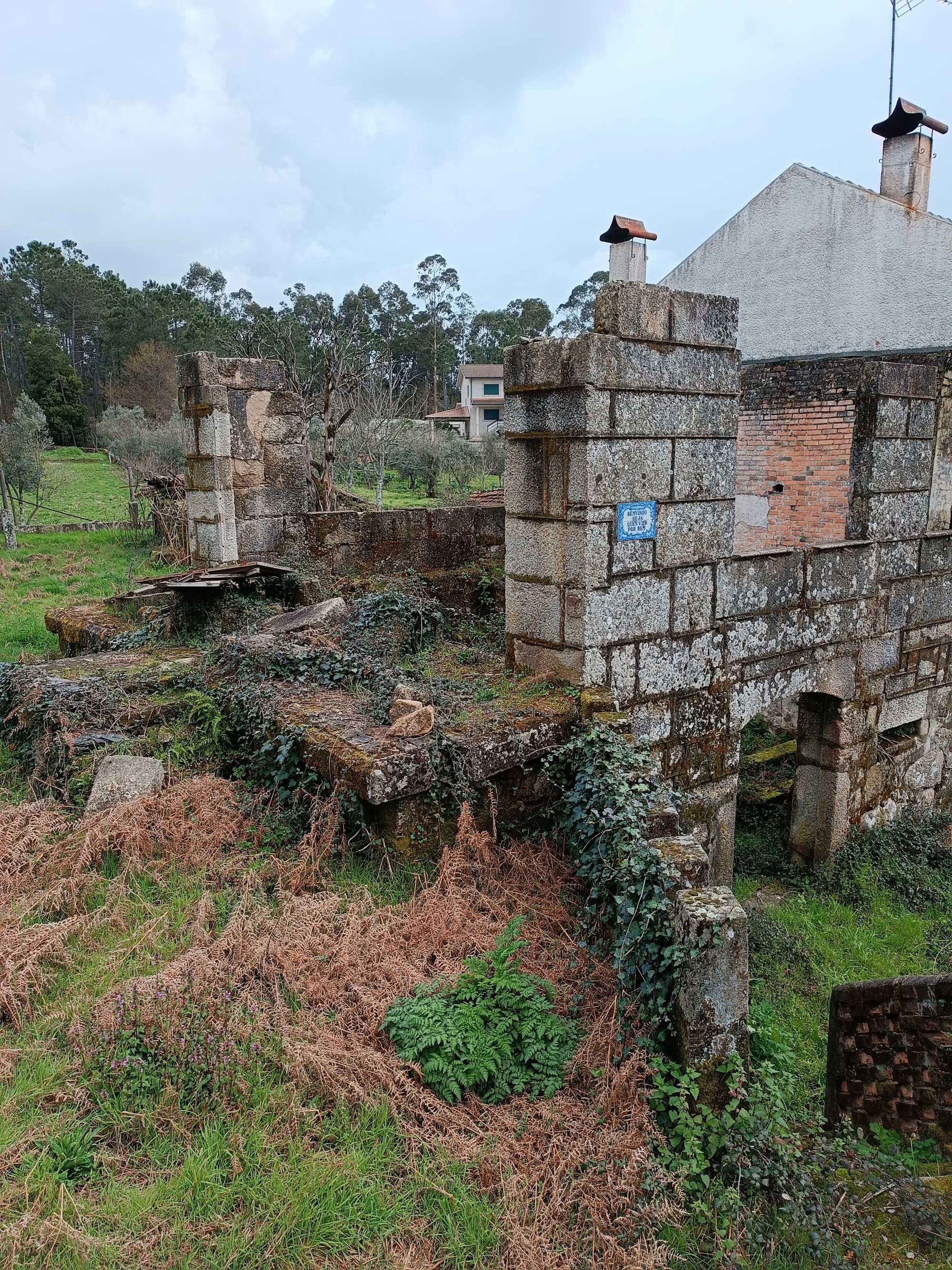 Terreno em Viseu para construção com 2 casas em ruina
