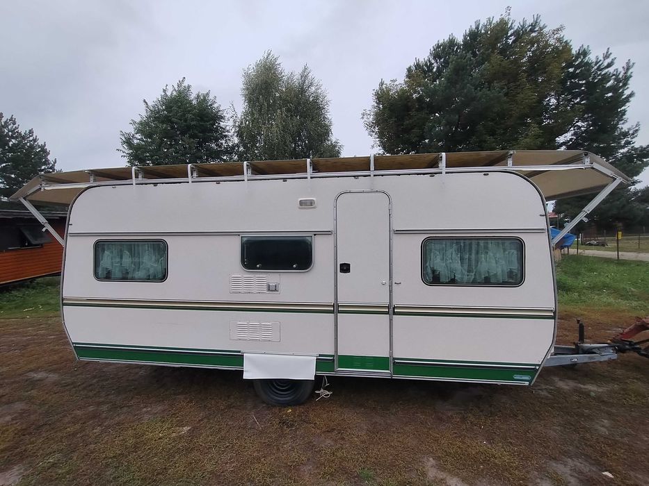 Przyczepa kempingowa Eriba. stacjonarna zimowy dach zimowy przedsionek