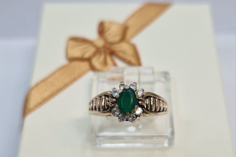 Piękny pierścionek z zielonym oczkiem i cyrkoniami używany PR 585 rozm