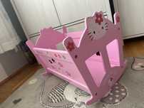 Różowa drewniana kołyska dla lalek Sandrio Hello Kitty