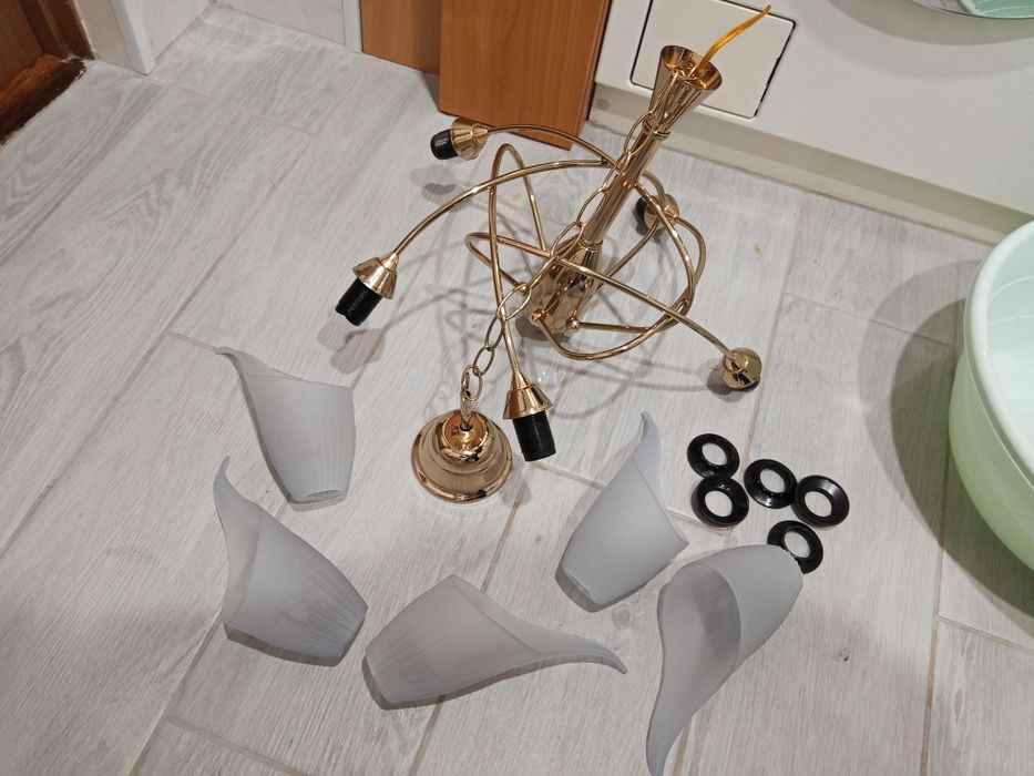 Продаю люстру на 5 плафонів в дуже хорошом