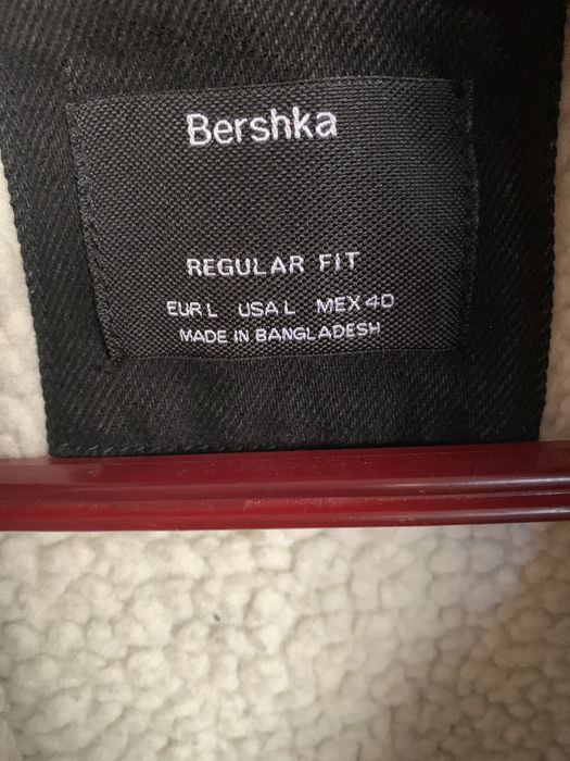 Джинсовая,теплая,чёрная куртка.