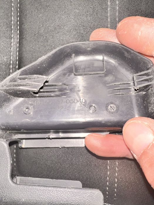 Заглушка болтов крепления сидений Toyota Avensis 7213705040,7213805030