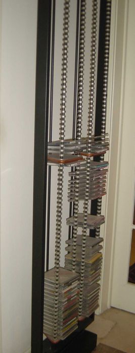 Torre CDs vertical de design italiano c/ capacidade para 168 CDs