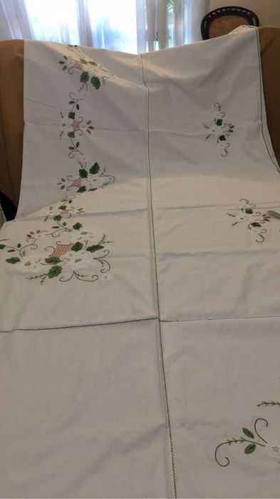 Linda toalha bordada e arte aplicada com 12. Guardanapos