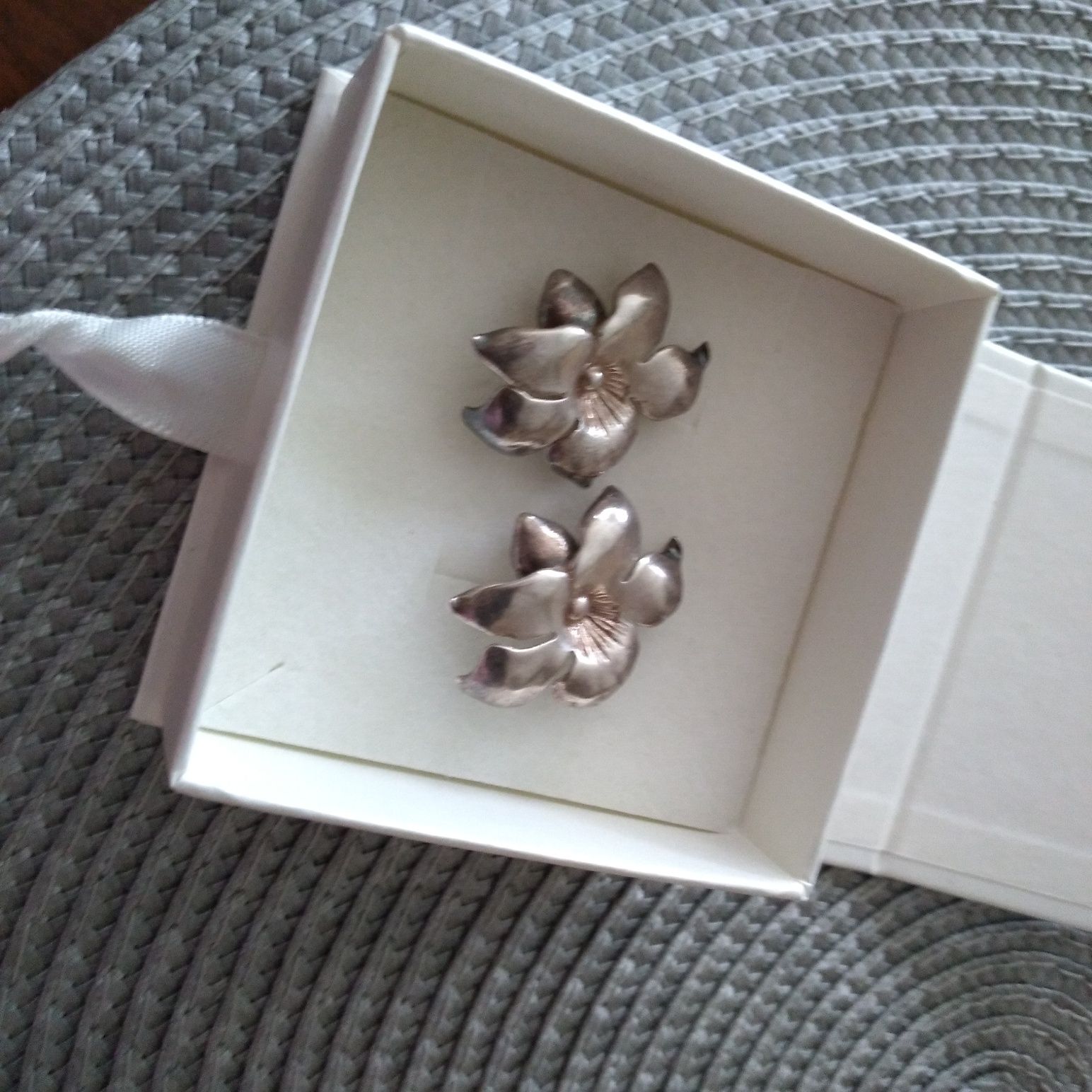 Kolczyki na prezent wkręcane srebrne 925  kwiatki