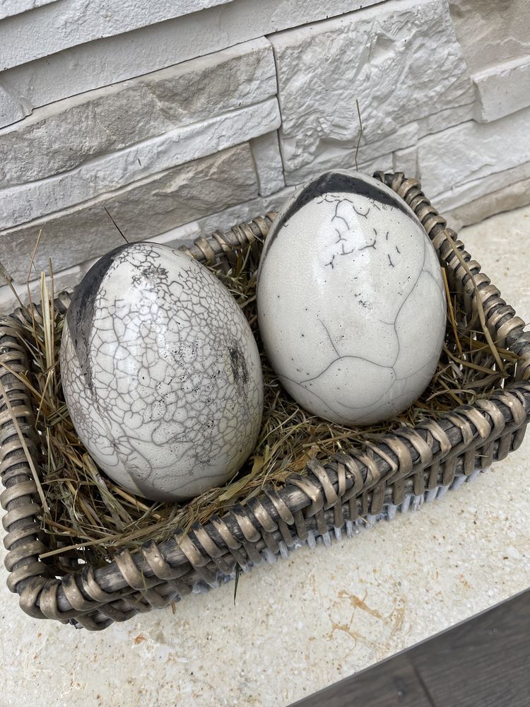Dwa wielkie ceramiczne jaja wielkanocne jajko wiklinowy koszyk