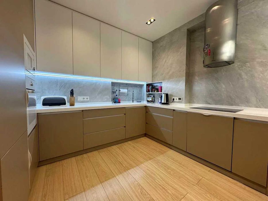 2-кім В. Лобановського пр., 4-Б ЖК Олександрівський Солом'янський р-н