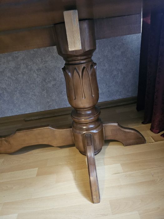 Стіл дерев'яний для обіду