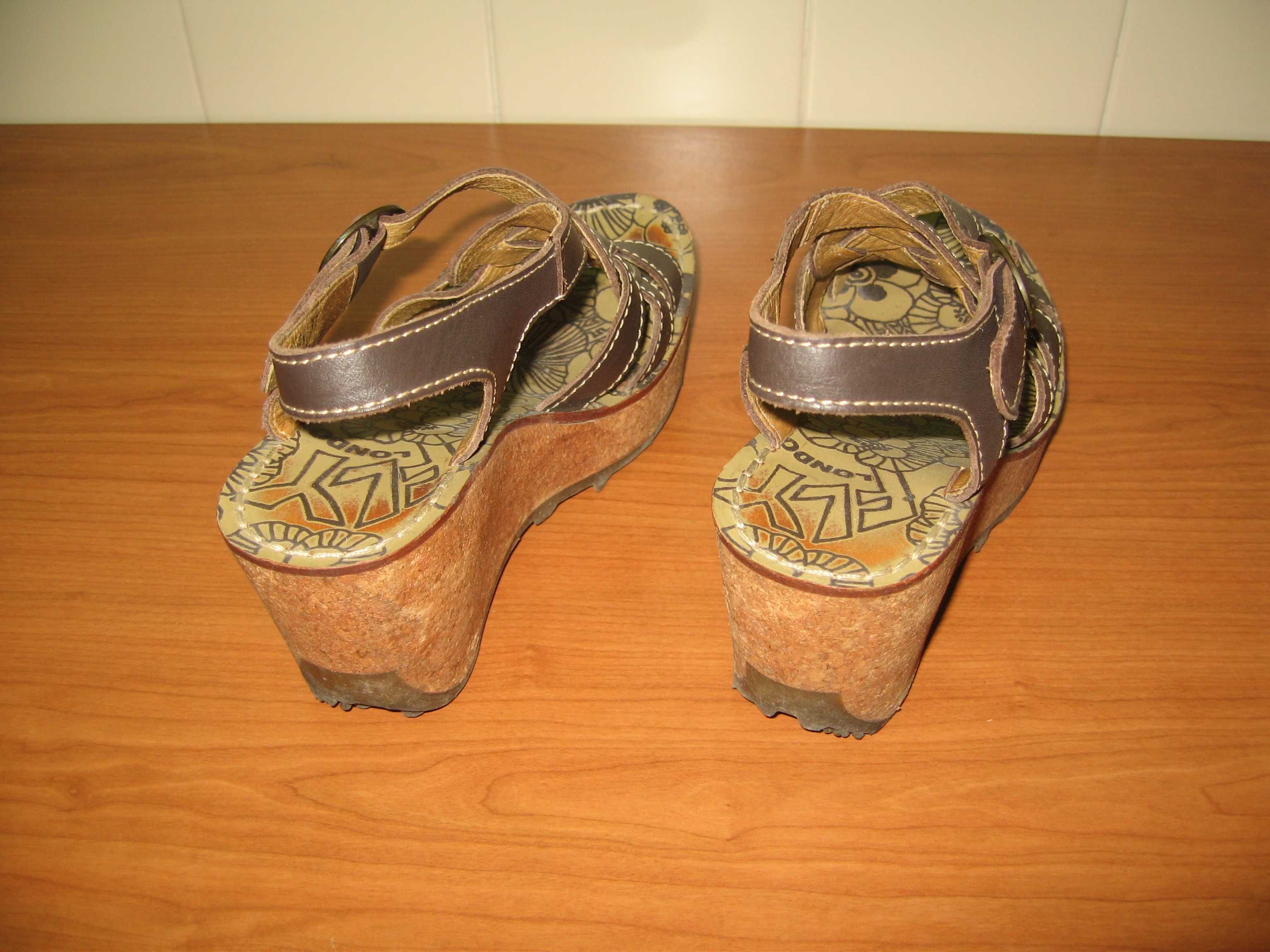 Sandálias em cunha castanhas, da FLY