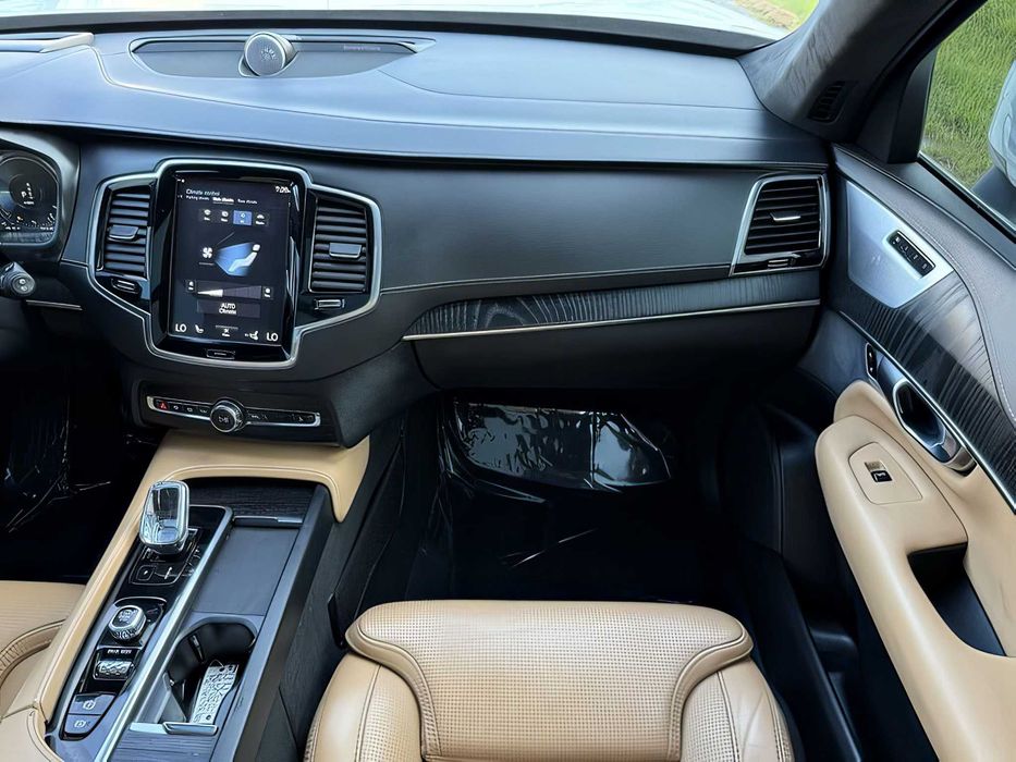 Volvo XC90      2021
