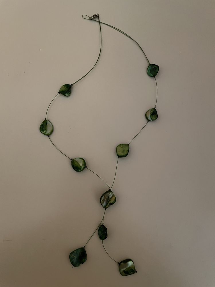 Colar em tons de verde