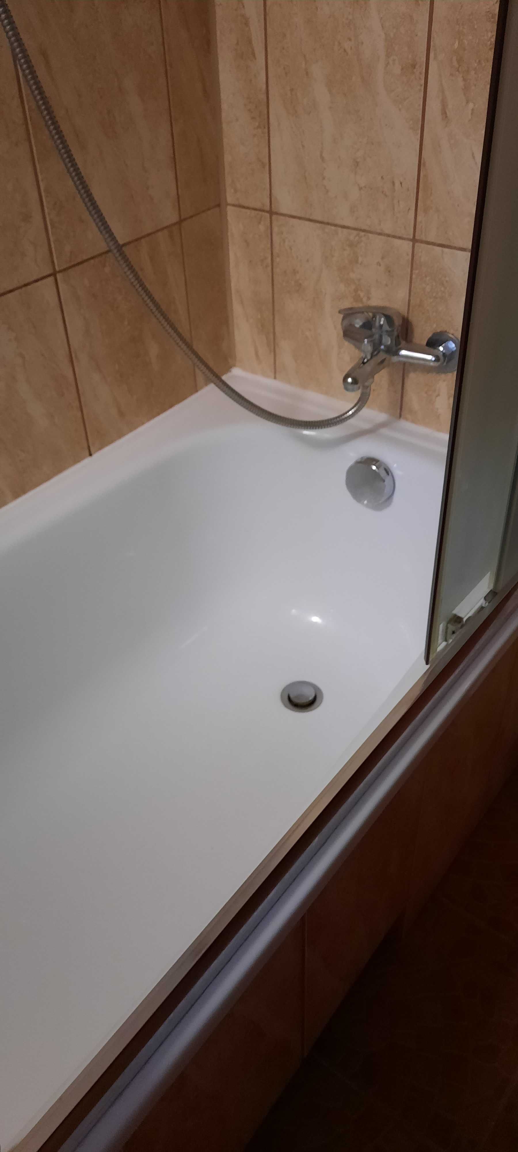 Wanna z zabudową nawannową Radway