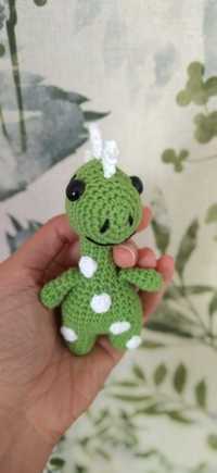 Mini dinossauro amigurumi