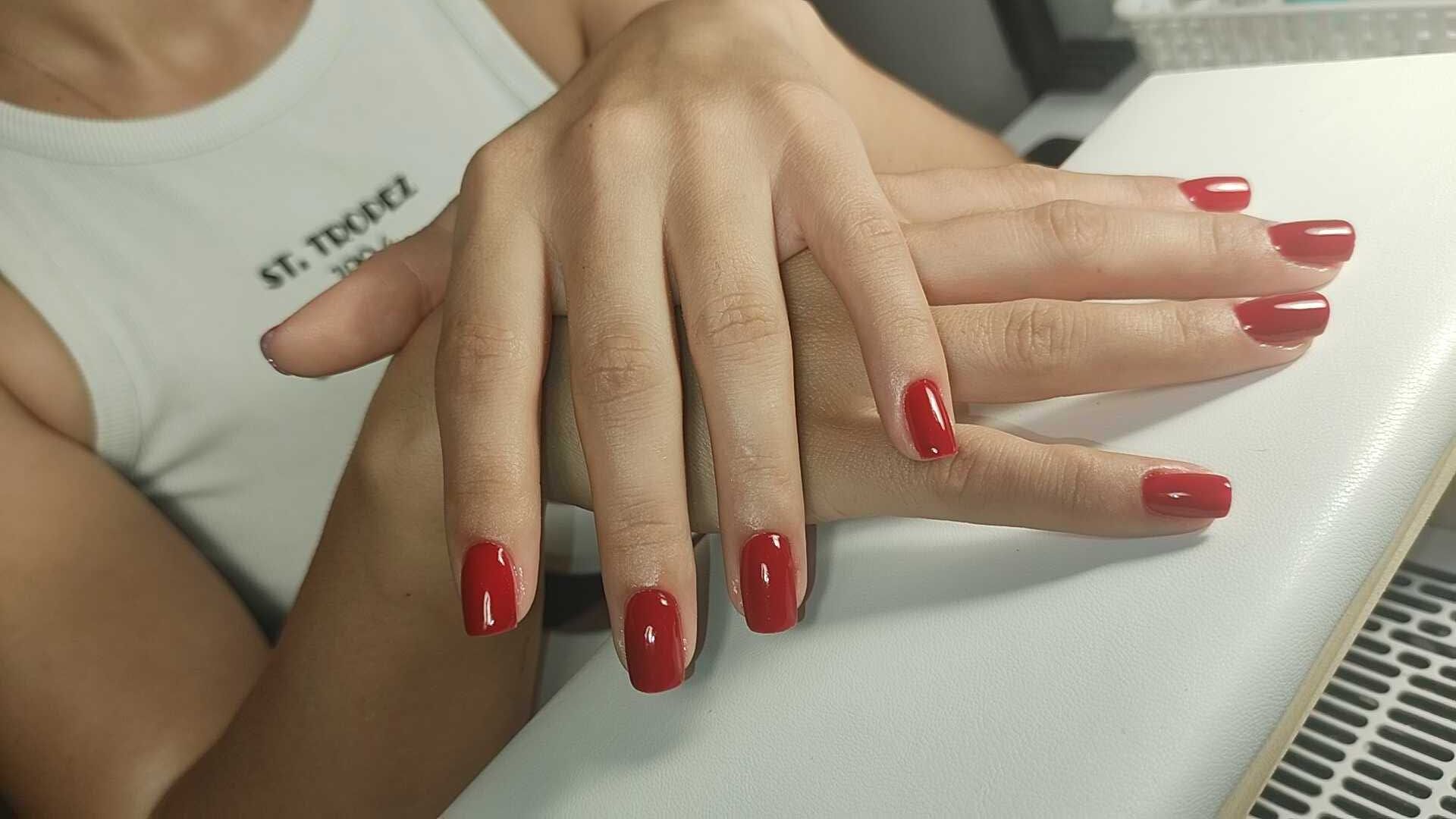 Manicure, przedłużenie paznokci