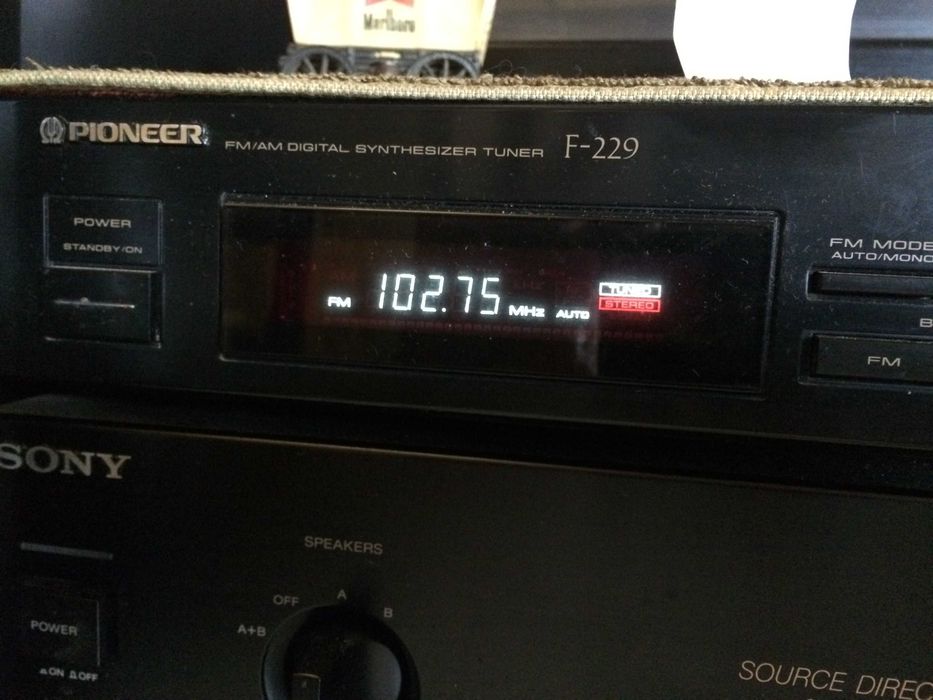 Тюнер Пионер F-229..Пульты Пионер рес-ра.Пульт Грундиг ДВД.Саб.активн.