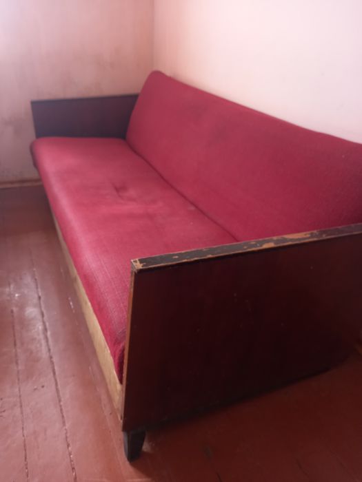 Диван червоного кольору