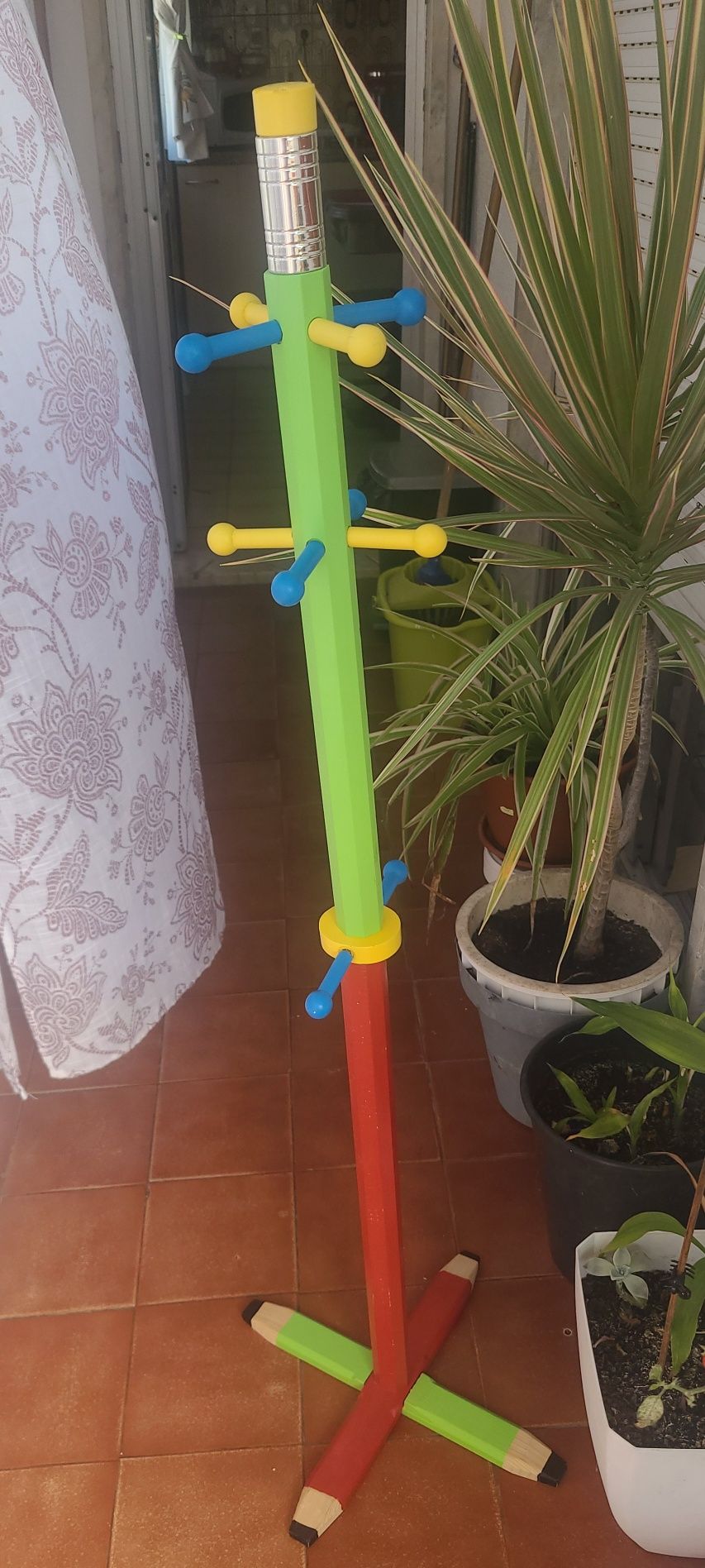 Bengaleiro infantil em forma de lápis